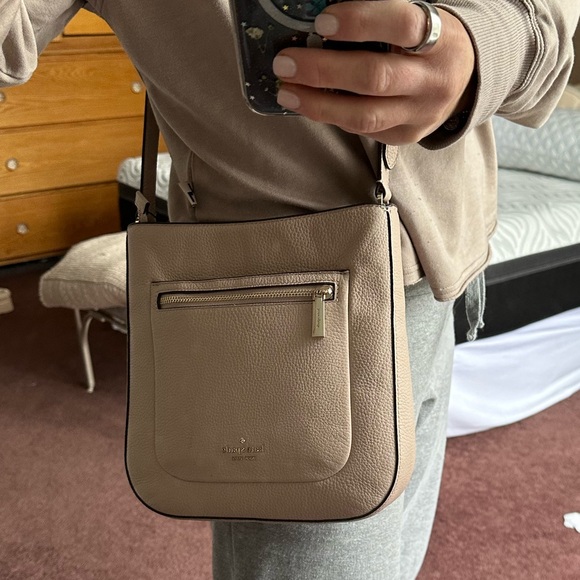 Like New Kate Spade crossbody bag in a pretty nude/beige color - Picture 9 of 9
